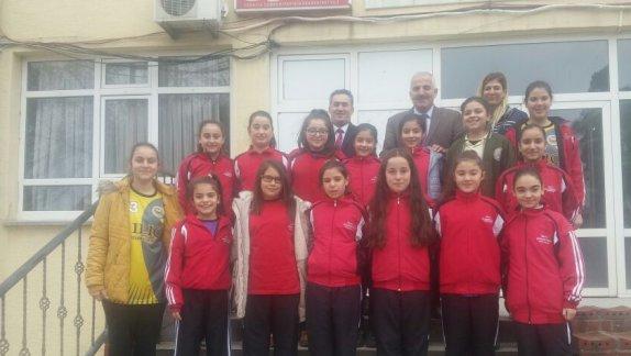 Küçük Kızlar Hentbol İl Biricisi Olan  İkbal Betül Ali İhsan Çilingiroğlu Ortaoklulu İlçe Milli Eğitim Müdürümüz Osman ŞEKER´e ziyarette bulundu