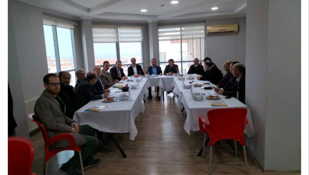Öğretmenevi idarecileri, Mudanya Öğretmenevi' nde İlçe Md.Suat TOPAL ve Şube Md. M.Ali DURSUN' un katılımıyla toplantı yaptılar.