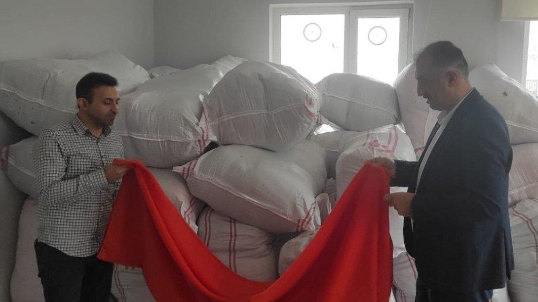 Filistinli ( Gazzeli ) mazlumları bir nebze sıcak tutmak için 5000 adet battaniyenin son dikişleri yapılıp paketlenerek yola çıkmaya hazır hale getirilmiştir.