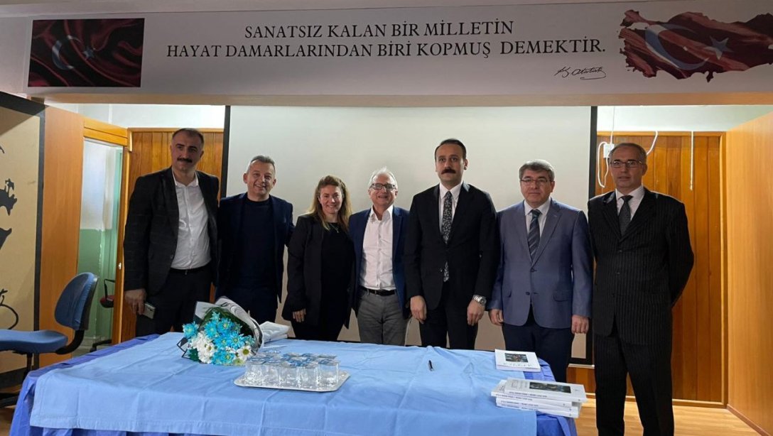 İlçemiz Sami Evkuran Anadolu Lisesi öğrencisi iken erken yaşta kaybettiğimiz Egemen evladımız adına söyleşi ve anma programı düzenlendi. 