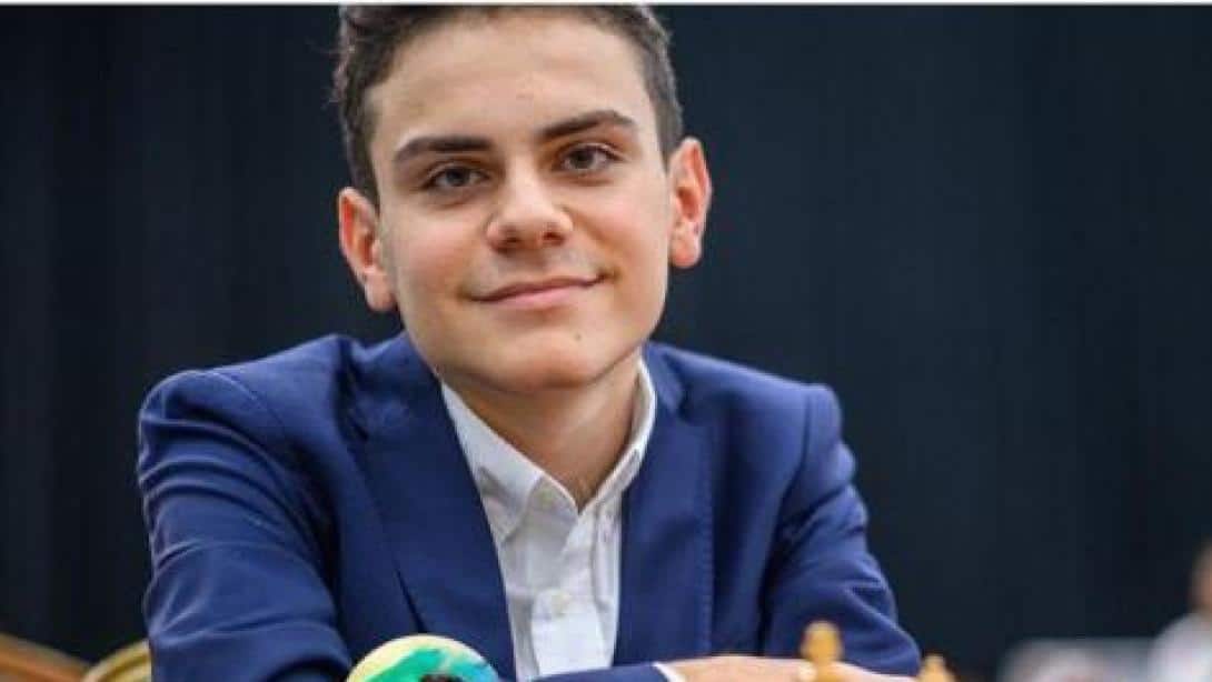 Emine Örnek Fen lisesi 11.Sınıf öğrencimiz Ediz GÜREL Fide Grand Swiss turnuvasında Dünya Satranç şampiyonu Hintli büyük usta Dommaraju Gukeshi yenerek tarihe adını yazdırdı.